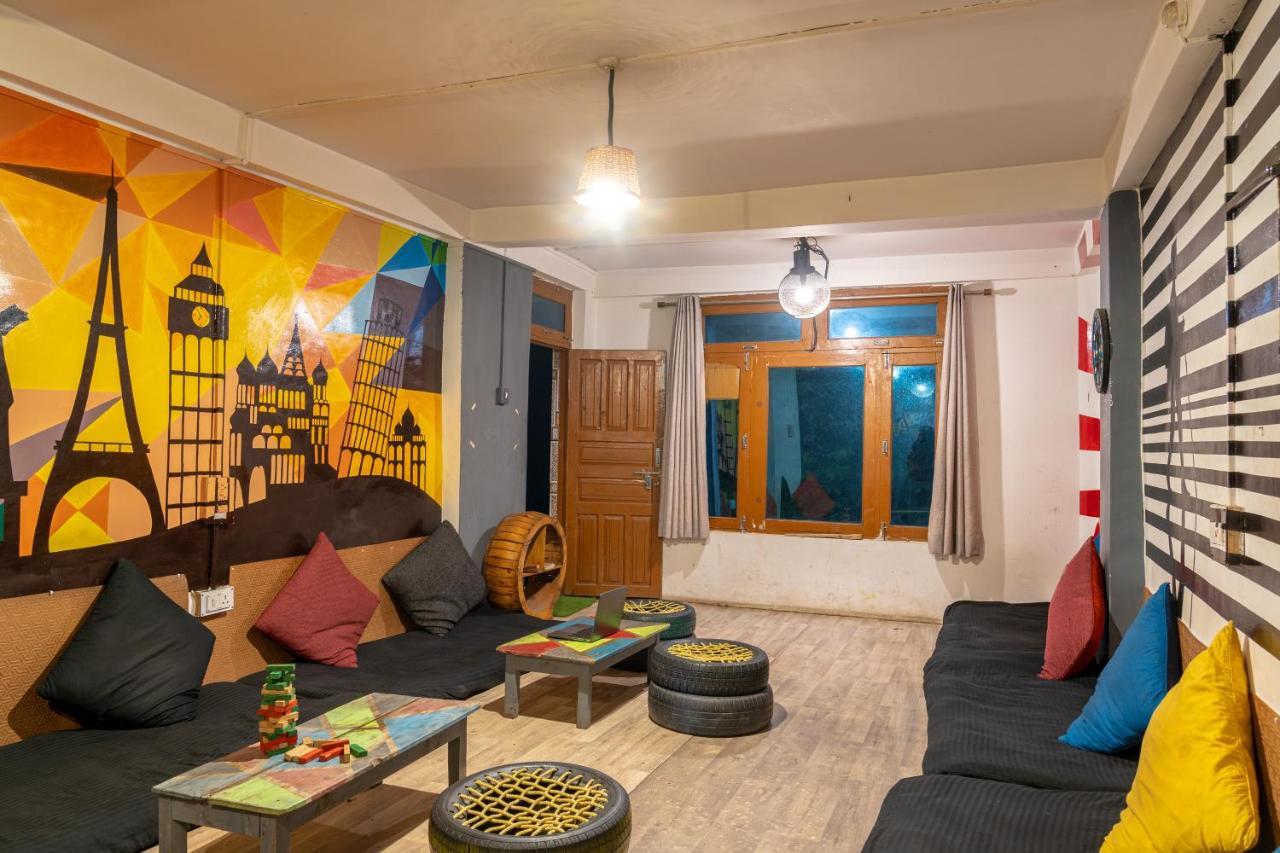 Whoopers Hostel Tosh Luaran gambar