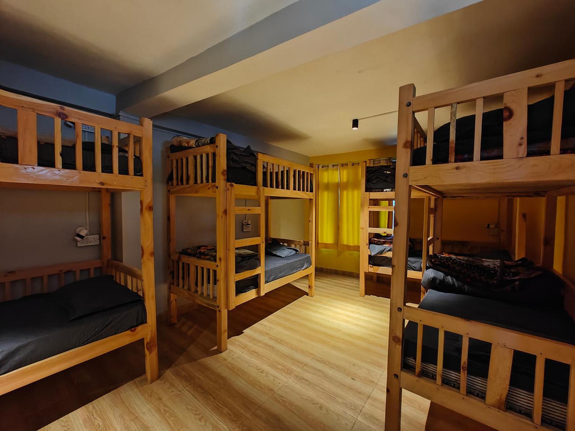 Whoopers Hostel Tosh Luaran gambar