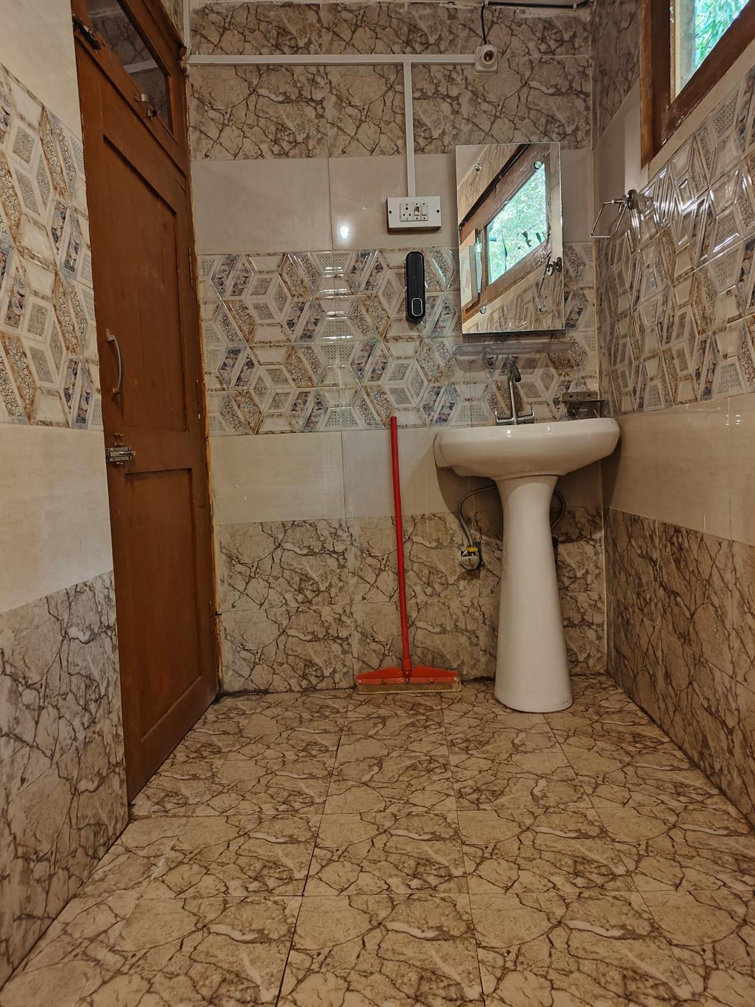 Whoopers Hostel Tosh Luaran gambar